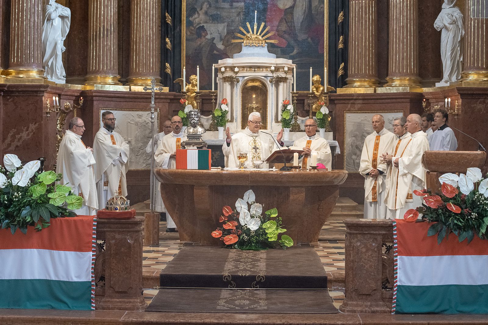 Ünnepi püspöki mise a Bazilikában államalapító Szent István napján